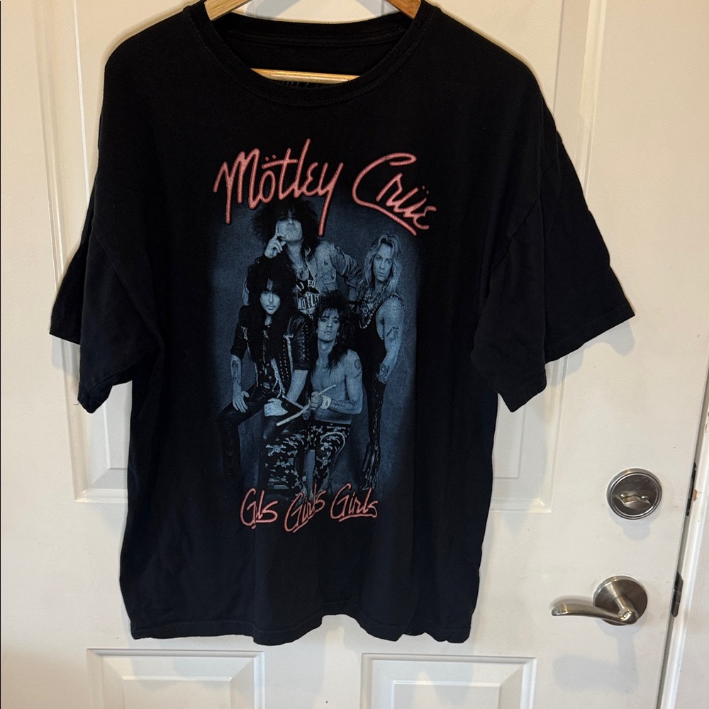 Mötley Crüe Black Graphic Tee